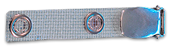 Metallclip mit textilverstärkter Lasche und Metalldruckknopf